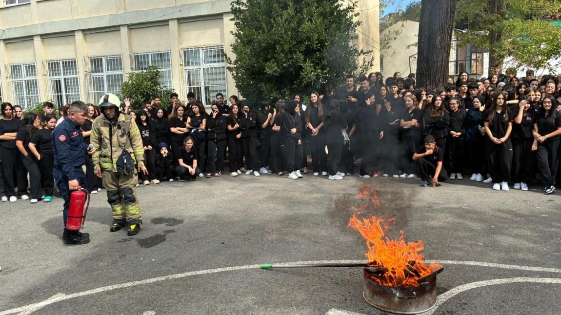 “Okulumuzda İstanbul İtfaiyesi iş birliğiyle yangın güvenliği ve yangın söndürme eğitimi gerçekleştirildi.”